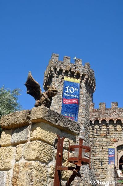 Castello Di Amorosa: дракон на каменной стене и юбилейный баннер 2007–2017